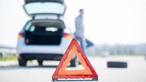 நடுரோட்டுல கார் ரிப்பேர் ஆகி நின்னுடுச்சுன்னா இதை மட்டும் பண்ணுங்க ஈஸியா தப்பிச்சிடலாம்!