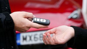 புதுசா கார் வாங்கும் போது எதையெல்லாம் செக் செய்ய வேண்டும் தெரியுமா? முழு விபரம் இதோ