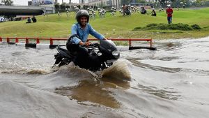 இது தெரியாமல் ஜாலியா பைக் ஓட்டுகிறோம்... எந்தெந்த வழிகளில் பிரச்சனை வரும்? மழைக்கால டிப்ஸ்!!
