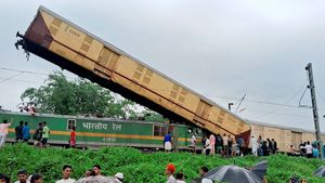 10 பேர் உயிரை பலி வாங்கிய ரயில் விபத்துக்கு காரணம் இது தான்! வெளியானது முழு ரிப்போர்ட்!