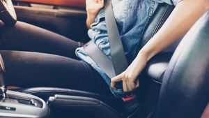 இந்த கலர் ஆடையில் மட்டும் கார் ஓட்டாதீங்க! அப்புறம் ஃபைன் போட வாய்ப்பு இருக்குது! ஏன் தெரியுமா?