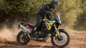 இருக்கும் சொத்தை விற்றால் தான் இந்த பைக்கை வாங்க முடியும்... விலையை கேட்டால் மயக்கமே வருது!! புக்கிங் ஸ்டார்ட்