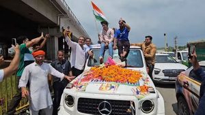 கார் மேற்கூரையில் அமர்ந்திருப்பவர் யாரென்று தெரிகிறதா? இந்தியாவே தூக்கி வைத்து கொண்டாட வேண்டியவர்!!