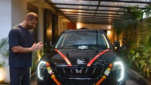 மச்சினிக்கு காஸ்ட்லி காரை பரிசளித்த நடிகர் அப்பாக்கு எவ்ளோ விலை குறைவான காரை பரிசளிச்சிருக்காரு பாருங்க!