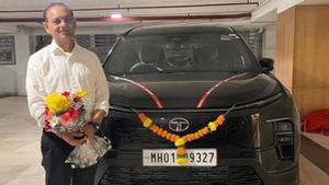 பெரிய பெரிய கோடீஸ்வரங்களே இந்த விலை குறைவான காருக்காக ஷோரூம் வாசல்ல தவம் கெடக்கறாங்க! ஏன்னா அது டாடா தயாரிப்பு