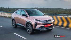 ரோட்டுல போனா ஊரே திரும்பி பார்க்கும்! டாடா கர்வ் ICE காரை ஓட்டி பார்க்க எப்படி இருக்குது?