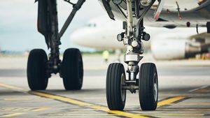 விமான டயர்கள் ரொம்ப சின்னதா இருக்குது ஆனா அவ்வளவு பெரிய வெயிட்ட எப்படி தாங்குது தெரியுமா?