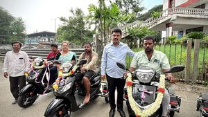 முன்னாள் முதல்வரின் மகனா இது? அப்பா விட்ட இடத்தை அப்படியே தொடர்கிறார்!!