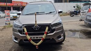 2009இல் வாங்கிய இன்னோவா கார் மாதிரி சுத்தமா தெரியல! டொயோட்டா நிறுவனமே இதை நம்பாது!!