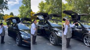 வெளிநாட்டில் மகன் வாங்கிய கார பார்த்து மெய்சிலிர்த்து போன தமிழ் நடிகை! சூர்யவம்சம் படத்துல நடிச்சவங்களா இது!!!