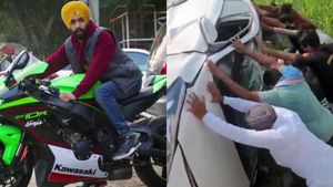 காப்பாற்ற ஒன்று கூடிய கை! இதையுமா வீடியோவா போட்டு காசு பார்ப்பீங்க!! காரை மறந்திட வேண்டியதுதான்