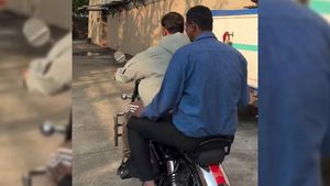 இவர் பின்னாடி உக்காந்து போறதுக்குலாம் குடுத்து வெச்சிருக்கணும்! கை பட்டதும் சாதாரண பைக் விலை எங்கயோ போயிருச்சு