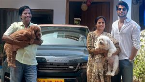 தனுஷ் கூட ஒரு படத்துலதான் நடிச்சாரு.. அதுக்குள்ள இப்படியா.. ஆளே மாறிட்டாரு.. ரெண்டு நாய்களையும் விட்டு வைக்கல!