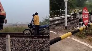 வேற வழி தெரியல ஆத்தா... இரயிலையே எதிர்த்து போறீங்க என்றால் வாழ்க்கையில் எல்லா கஷ்டங்களையும் சமாளிக்க முடியும்!