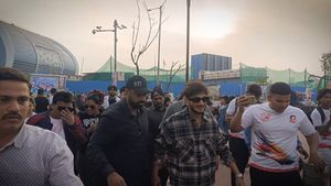 விஜய் வந்தா கூட இவ்ளோ கூட்டம் கூடுமான்னு தெரியல! பாதுகாப்பு படை புடை சூழ வந்து எல்லாரையும் மிரள விட்டது அவரா!