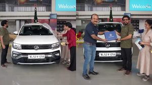 எங்கயோ பாத்த மாதிரி இருக்கேன்னு தோணுச்சு... அவரா இது... காரை டெலிவரி எடுக்க நேரா ஷோரூமுக்கே போயிட்டாரு...