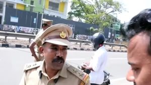 இந்த மாதிரி ஆபீசரா பாத்து வேலைக்கு எடுத்தா எவ்ளோ நல்லா இருக்கும்! மத்தவங்க எல்லாம் இவரை பாத்து கத்துக்கணும்!