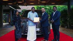 வெள்ள வேட்டி கட்டிட்டு இருக்காருனு அசால்டா நினைச்சுடாதீங்க.. 27,000 கோடி ரூபாக்கு அதிபதி.. இவர யாருனு தெரிதா?