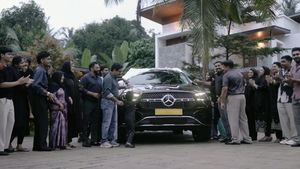 சிறிய துணிக்கடையாக ஆரம்பித்த பிஸ்னஸ்... பென்ஸ் காரை குடும்பத்துடன் டெலிவிரி எடுத்து கொண்டாட்டம்!!