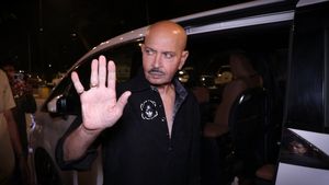 அந்த பிரபல நடிகரின் தந்தையா இது? 75 வயது என சொன்னால் சத்தியமா நம்பவே முடியல! புதுசா வாங்கியிருக்கும் கார்!!