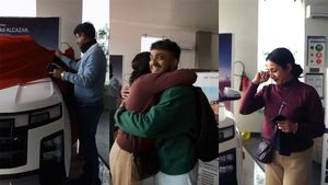 பெற்றால் இப்படியொரு பிள்ளையை பெறனும்! சர்பிரைஸ் பரிசை பார்த்து கண்ணீர்விட்ட தாய்- தந்தை!!