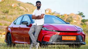 ஓட்டுவதற்கு முன்பே எங்களை கவர்ந்திடுச்சு... டொயோட்டா பார்த்து பார்த்து உருவாக்கியுள்ள ஹைப்ரீட் கார்!!