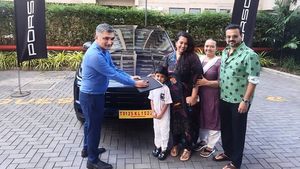 2000ஆம் காலக்கட்டத்தில் சாக்லெட் பாயாக சுற்றி கொண்டிருந்த நடிகர்... போர்ஷே கார் வாங்க குடும்பத்துடன் ஷோரூமில்!