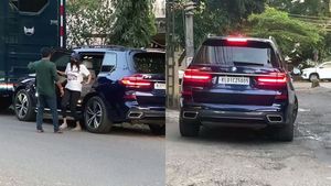 'ஹீரோ' பட ஹீரோயின் இவ்ளோ காஸ்ட்லியான கார வாங்கிட்டாங்களா! கதவ திறக்க ஒரு ஆளு வேற! முகத்தை மூடிட்டு வந்தாங்க!