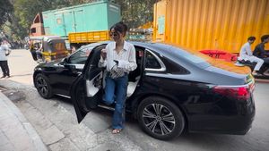 கிழிஞ்சு போன பேன்ட் உடன் காரில் வந்து இறங்கியது தமிழ் பட நடிகையா! நல்லா உத்து பாத்தாதான் அடையாளமே தெரியுது!