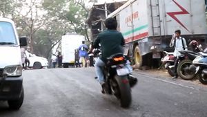 பிக் பாஸ் செட்டுக்கு 12 லட்ச ரூபா பைக்ல வந்தது அவரா! நாளைக்கு நடக்கற ஃபைனல்ல திடீர்னு வீட்டுக்குள்ள வர போறாரா!