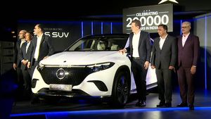 30 வருஷத்தில் மெர்சிடிஸ்-பென்ஸ் செய்யாத சாதனை... மிடில்-கிளாஸ் மக்கள் கூட வாங்க ஆரம்பிச்சிட்டாங்க போலயே!!