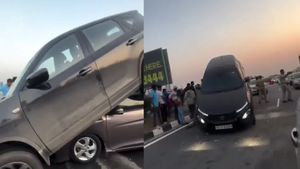 எரும மாடு போலிருக்கும் காரை தலையில தூக்கி வச்சு கொண்ட பல்லி மாதிரியான கார்! 1650கிலோக்கும் அதிக எடை கொண்ட கார்