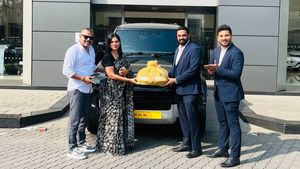 புதிய பொறுப்பு ஏற்ற கையோட கோடி ரூபாயில் கார் வாங்கிய பிரபலம்! மனைவி உடன் நேரில் ஷோரூமுக்கு போய்ட்டாரு