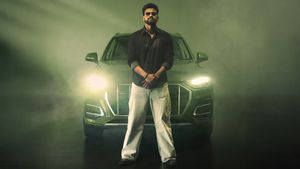 10 வருட உழைப்புக்கான பரிசு... புதுசா வாங்கிய ஆடி காருக்கு முன் போஸ் கொடுக்கும் இந்த நடிகர் யாரென்று தெரிகிறதா?