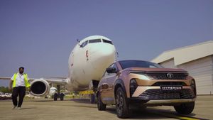 காரா இல்ல புல்டோசரா? ஒரு விமானத்தையே அசால்டா இழுத்துத்துட்டு போகுது!