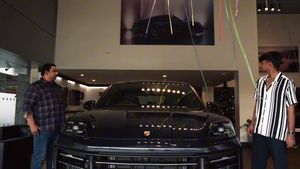 புடவை விற்ற காசில் இந்த காரை வாங்கிட்டாரா! அண்ணாச்சிக்கே டஃப் கொடுப்பாரு போலையே.. செய்கூலி, சேதாரம்கூட வராதே!