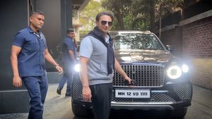 ஹீரோ கணக்கா இருக்காரு இவரு எந்த படத்துலையும் நடிக்கலையா.. இப்பவே இந்த மாதிரியான காரை வாங்கியிருக்காரா!