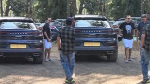 காரை வாங்கியதில் இருந்து ஜாலியா ரவுண்ட் அடிச்சிட்டு இருக்காரு! போர்ஷே கார் எல்லாம் இப்போது சாதாரணம் ஆகிடுச்சு