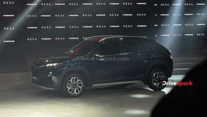 29 கிமீ மைலேஜை வாரி வழங்கும் கார்! விலையை கேட்டதும் ஷோரூமுக்கு படையெடுக்கும் வாடிக்கையாளர்கள்!