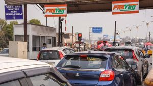 இன்னும் 15 நாள் தான் டோல் கேட்டை எல்லாம் தூக்க போறாங்க! அடுத்த அதிரடிக்கு தயாராகும் மத்திய அரசு!