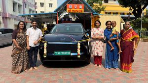 அவ்வளவு பெரிய நிறுவனத்தின் சிஇஓ-னு சொன்னா நம்பவே முடியல! காரை டெலிவிரி எடுத்ததும் முதல்ல வந்தது இங்கே தான்!