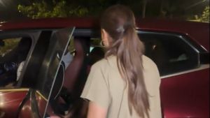 விஜய் கூட நடிச்ச பிறகு தமிழ்நாட்ல இருந்தே காணாம போன நடிகையா இது! சொகுசு கார்ல நடந்ததை பாத்ததும் ஷாக் ஆயிருச்சு