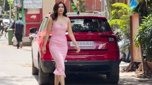 ரோட்டில் நடந்து சென்ற மெழுகு சிலை! அவங்களா இது! சாதாரண கார்ல வந்து இறங்கியதை கண்ணுல பாத்தும் நம்ப முடியல!