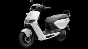 இவ்ளோ கம்மியான விலையில் 130 கிமீ ஓடும் எலெக்ட்ரிக் ஸ்கூட்டரா! எதோ செல்போன் வாங்கற மாதிரி ஆளாளுக்கு வாங்கறாங்க!