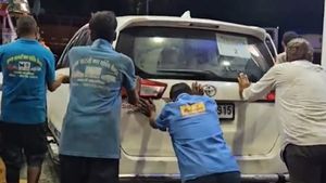 வந்தது யார் கார்னு தெரியாம வேலையை காட்டிய பெட்ரோல் பங்க்! உடனே இழுத்து மூடி 'சீல்' வைத்த அதிகாரிகள்!