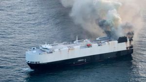 நடுகடலில் எரியும் கப்பலை அனாதையாக விட்டு வெளியேறிய ஊழியர்கள்! எலெக்ட்ரிக் கார்கள் தான் எல்லாத்துக்கும் காரணம்!