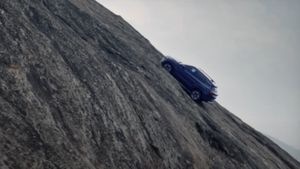 செங்குத்தான மலையில் அசால்டாக ஏறிய இவி! இந்த வீடியோ பார்த்து மிரண்டு போயிட்டாங்க!