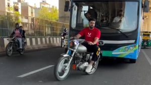 ஜோம்பி மாதிரி எங்கிருந்து வராங்கனே தெரியல... ராயல் என்பீல்டு பைக் மீது தனது மொத்த கோபத்தையும் காட்டிய போலீசார்