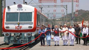 பாகிஸ்தானுக்கு அவங்க நாட்டுக்கு பக்கத்துலயே போய் சவால் விட்டாச்சு! உலகின் உயரமான ரயில் பாலத்தில் வந்தே பாரத்!
