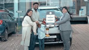 வீட்டுக்கு ஓட்டிட்டு போனவங்க எல்லாரும் செம்ம ஹாப்பி!! குடும்ப குடும்பமா கியா ஷோரூமுக்கு படை எடுக்குறாங்க!